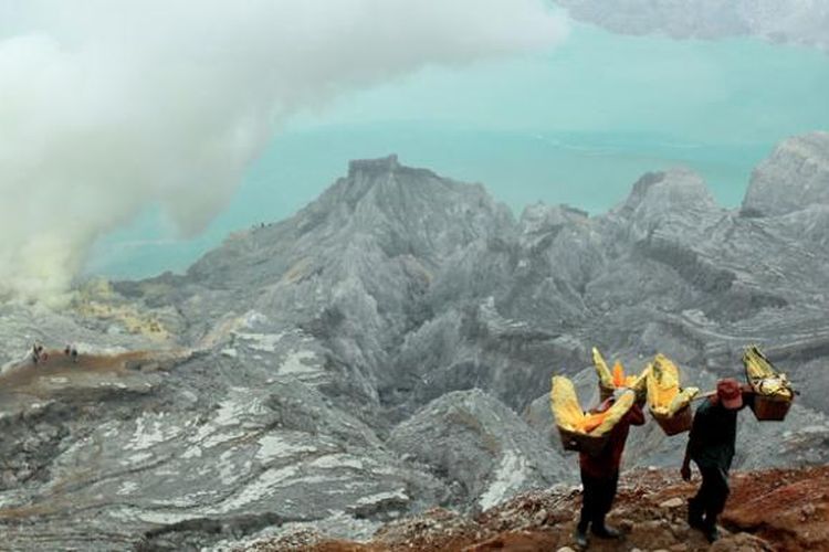 Petambang memikul belerang seberat lebih dari 70 kilogram. Mereka harus menempuh jarak sejauh 3 kilometer dari kawah Gunung Ijen menuju Pos Paltuding di kawasan Ijen, Kabupaten Banyuwangi, Jawa Timur. Masyarakat sekitar Gunung Ijen kini sudah mengantisipasi gejala bencana dari kawah tersebut.(KOMPAS/TOTOK WIJAYANTO)