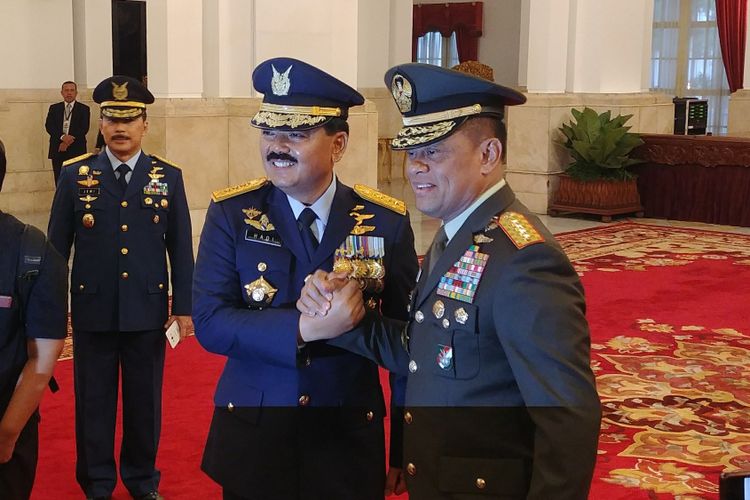 Hadi Tjahjanto dan Gatot Nurmantyo usai pelantikan Panglima TNI di Istana Negara, Jakarta, Jumat (8/12/2017).(KOMPAS.com/Ihsanuddin)
