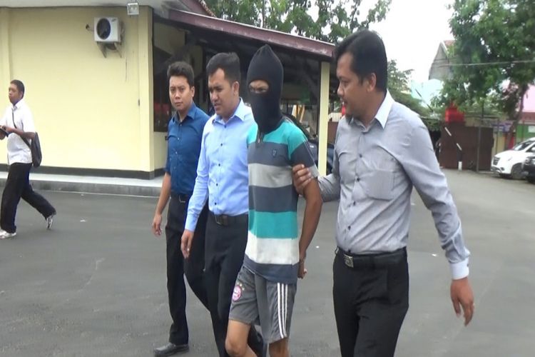 Satuan Reskrim Kepolisian Resor Blora, Jawa Tengah, menunjukkan Muntoro (34), warga Desa Singet, Kecamatan Jati, Blora, yang tega meniduri anak kandungnya sendiri, BG (13), di Mapolres Blora, Selasa (12/12/2017).?
