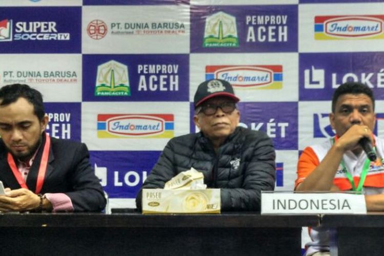 Ketua Panitia Pelaksana (Panpel) Aceh World Solidarity Cup 2017, M Zaini Yusuf (kanan), bersama Ketua Umum BOPI, M Noor Aman (kiri), memberikan pernyataan pers di Stadion Harapan Bangsa, Banda Aceh, Senin (4/12/2017).(Bolasport.com/Segaf Abdullah)