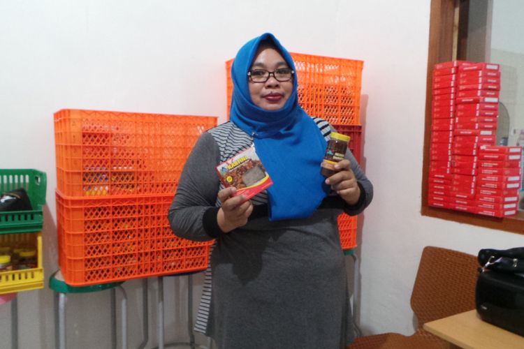 Kartini Igirisa, pengusaha UKM yang memproduksi sambal roa dan abon cakalang di Manado, Sulawesi Utara. Dia berhasil meraup omzet sebesar Rp 25 juta tiap bulannya. 
