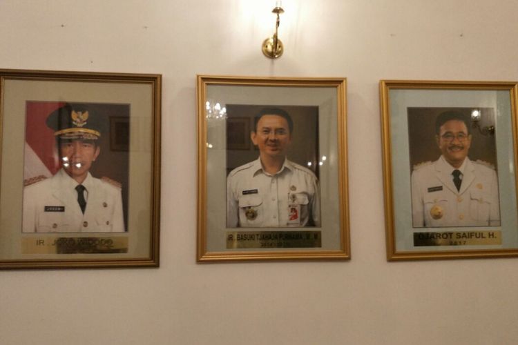 Lukisan wajah mantan Gubernur DKI Jakarta Djarot Saiful Hidayat sudah dipasang di Balai Kota DKI. Fotonya dipasang bersebelahan dengan foto Jokowi dan Ahok. 