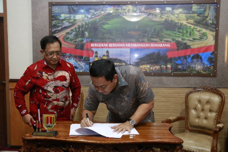 Wali Kota Semarang Hendrar Prihadi menandatangani nota kesepahaman dengan KSBN untuk pengembangan Desa Wisata Kandri di Kota Semarang, Senin (17/7/2017). Nantinya akan dibangun 200 homestay bertaraf internasional yang dibangun di desa wisata tersebut.

