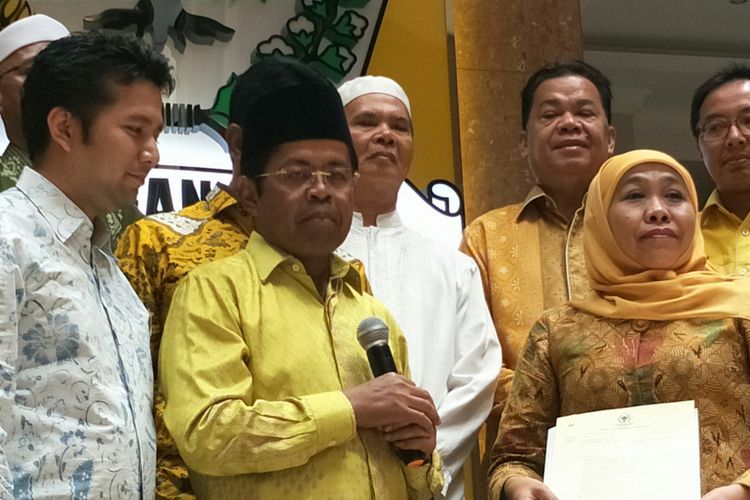 Pelaksana tugas (Plt) Ketua Umum DPP Golkar Idrus Marham (tengah) diapit oleh bakal calon pasangan gubernur dan wakil gubernur Jawa Timur, Khofifah Indar Parawansa (kanan) dan Emil Dardak (kiri) ketika di kantor DPP Golkar, Jakarta, Rabu (22/11/2017).