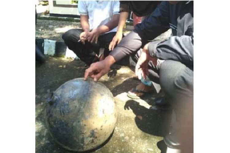 Benda misterius yang tiba-tiba jatuh dari langit, Selasa (18/7/2017) sekitar pukul 09.30 WIB, mengejutkan warga Sungai Batang, Kecamatan Tanjung Raya, Kabupaten Agam, Sumatera Barat.