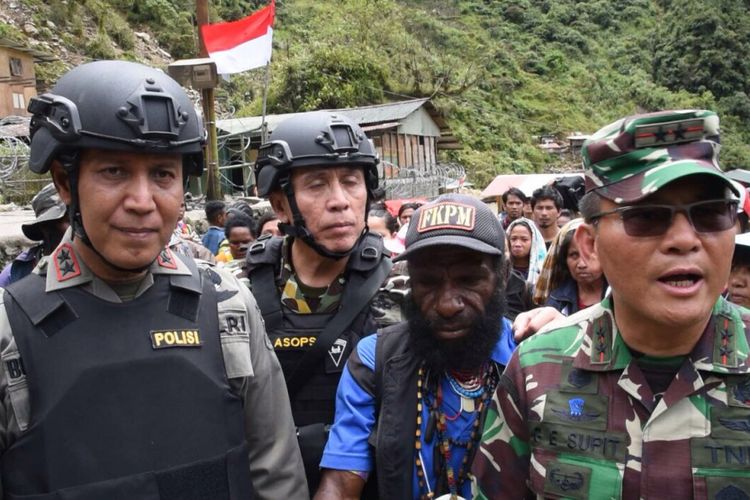 Kapolda Papua Irjen Boy Rafli Amar, Asisten Operasional Kapolri Irjen Irawan, dan Pangdam XVII/Cendrawasih Mayjen TNI George Enaldus Supit memimpin langsung Operasi Terpadu yang mengevakuasi warga yang diisolasi oleh kelompok kriminal bersenjata di Papua.