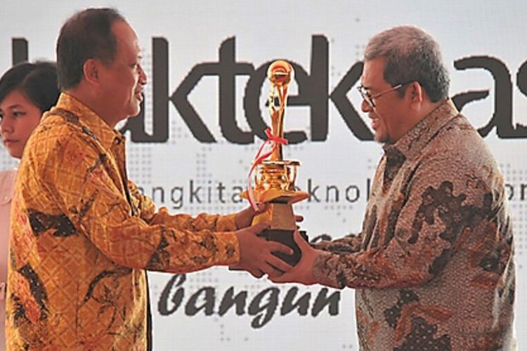  Provinsi Jawa Barat mendapat penghargaan Budhipura 2017 pada peringatan Hari Teknologi Nasional tahun ini di Makassar, Kamis (10/8/2017).