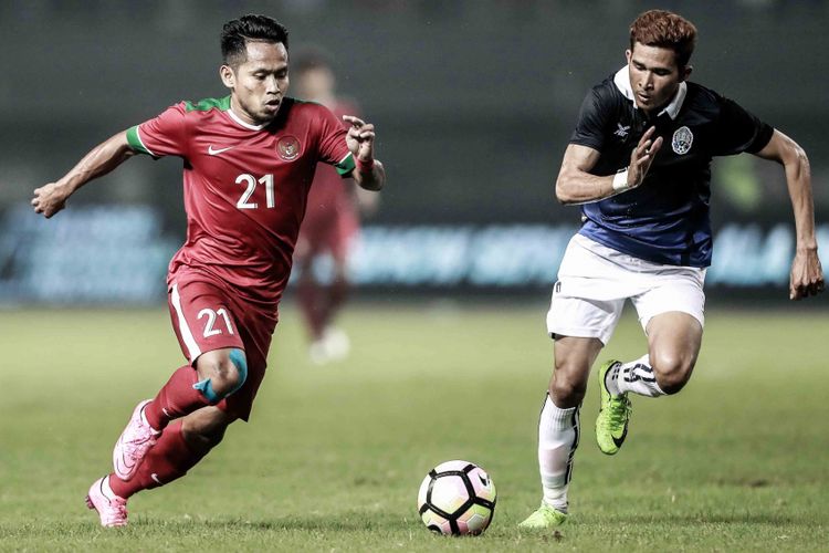 Pemain Indonesia Andik Vermansyah (merah) mencoba melewati hadangan pemain Kamboja, Rabu (4/10/2017). 