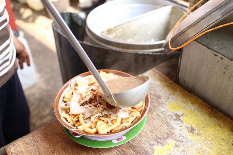 Bubur sup ayam khas Cirebon yang menggunakan kuah sup berkaldu, porsi kuahnya cukup banyak jadi merendam bubur dan semua topingnya.