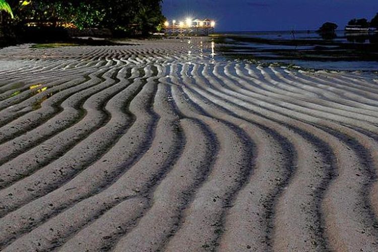 Jejak yang ditinggalkan saat surut air laut pada pasir pantai di Pantai Patuno, Wakatobi, Sulawesi Tenggara, Senin (20/6/2016). (KOMPAS/HERU SRI KUMORO)