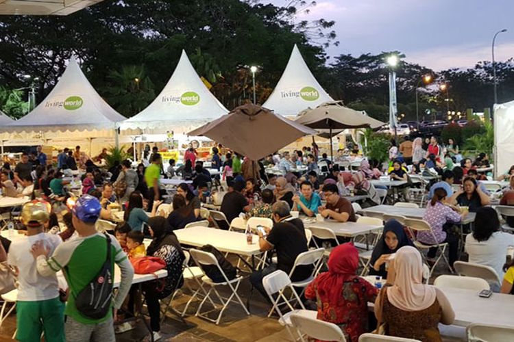 Suasana ramainya Festival Bakso dan Kuliner Nusantara di Living World, Serpong, Tangerang Selatan, Banten, yang digelar 28 September - 8 Oktober 2017.