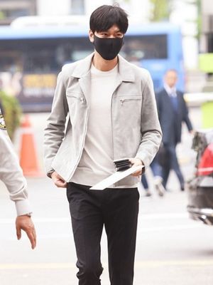 Aktor Lee Min Ho tiba di Gangnam Ward Office sebelum memulai untuk memulai tugas pelayanan masyarakat sebagai ganti wajib militer.