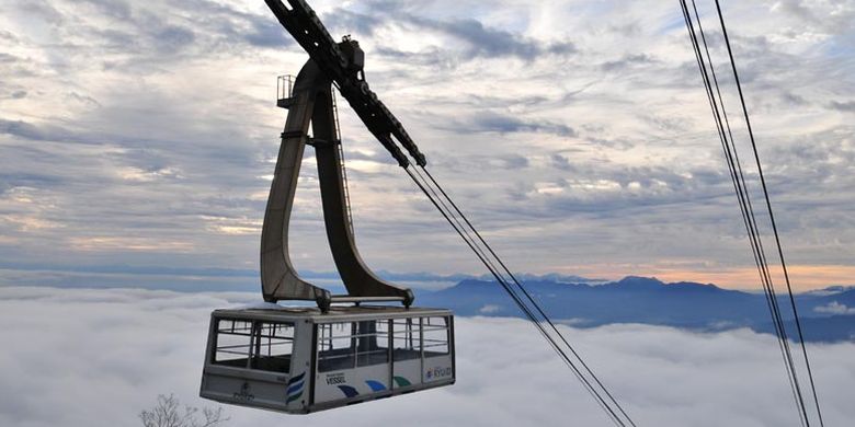 Ropeway berkapasitas 166 orang menyambungkan terminal di kaki gunung yang terletak pada ketinggian 980 meter dengan terminal di puncak gunung SORA Terrace.(KARAKSA MEDIA)