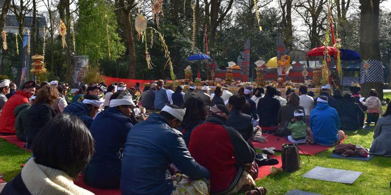 Merayakan Galungan dan Kuningan di Wassenaar Belanda Merayakan Galungan dan Kuningan di Wassenaar Belanda video viral info traveling info teknologi info seks info properti info kuliner info kesehatan foto viral berita ekonomi