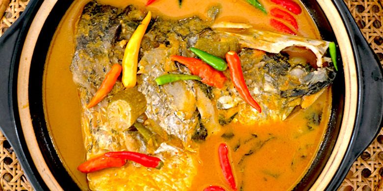 Gulai kepala kakap di Restoran Muara Kuring, Muara Karang, Jakarta Utara.