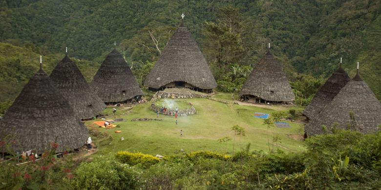 Desa Adat Wae Rebo di Kabupaten Manggarai, Nusa Tenggara Timur. Untuk mencapai desa itu tidak mudah, wisatawan harus mendaki sejauh 7 km selama kurang lebih 4 jam.