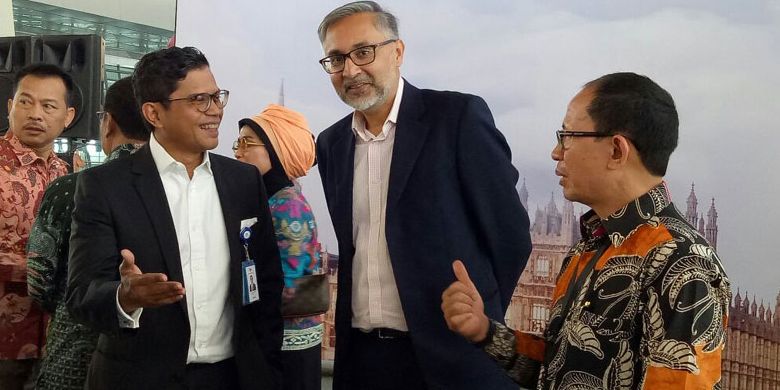 Direktur Utama PT Garuda Indonesia (Persero) Tbk Pahala Nugraha Mansury (kiri), Duta Besar Inggris untuk Indonesia Moazzam Malik (tengah) dan Deputi Bidang Pengembangan Pemasaran Pariwisata Mancanegara Kementerian Pariwisata, I Gde Pitana (kanan) seusai meresmikan layanan penerbangan nonstop Garuda Indonesia, Jakarta-London di Terminal 3 Bandara Soekarno-Hatta, Tangerang, Selasa (31/10/2017). Layanan direct flight tersebut akan beroperasi tiga kali seminggu yakni Selasa, Kamis, dan Sabtu dengan Boeing 777-300.