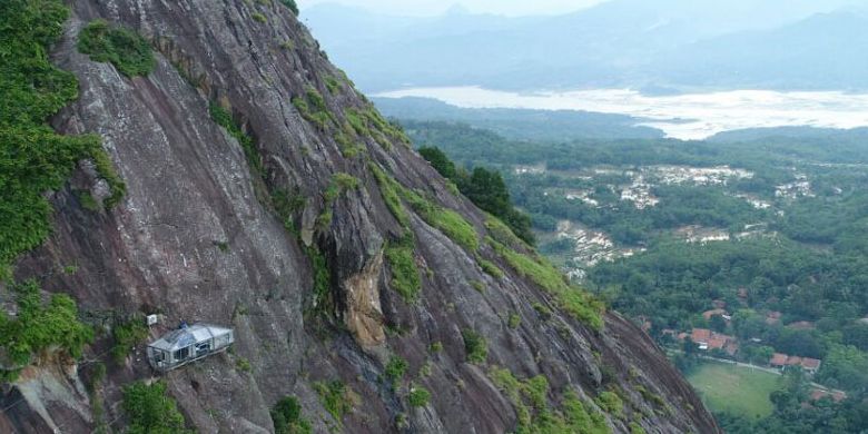 Yuk Nginap di Hotel Gantung Gunung Parang Purwakarta! Yuk Nginap di Hotel Gantung Gunung Parang Purwakarta! video viral info traveling info teknologi info seks info properti info kuliner info kesehatan foto viral berita ekonomi