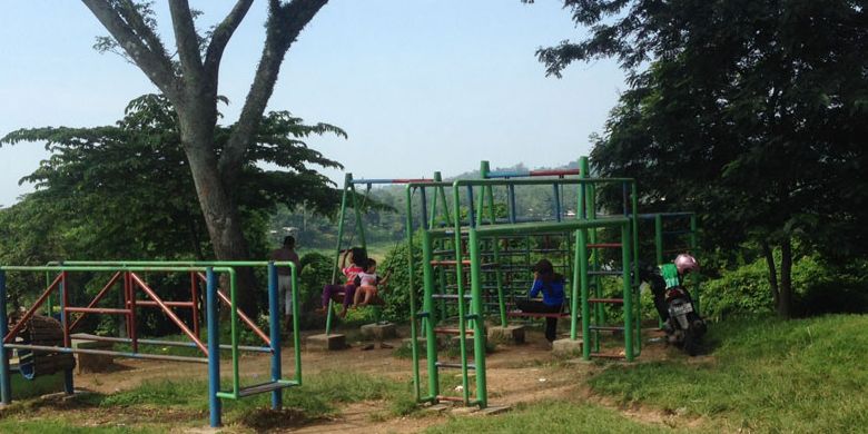 Permainan anak-anak di Bendungan Gunung Rowo, Pati, Jawa Tengah.