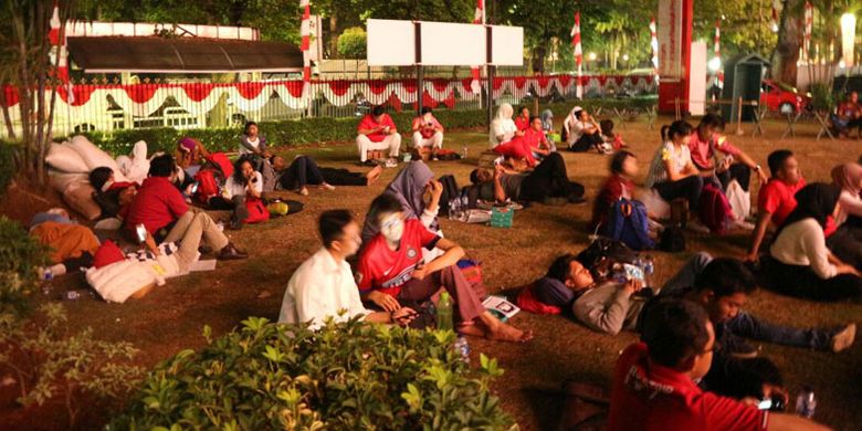 Para peserta acara Night At The Museum di Museum Perumusan Naskah Proklamasi, Jakarta, Rabu (16/8/2017). Mereka memilih tidur beralaskan spanduk yang disediakan panitia dan ada yang tidur di taman beratapkan langit serta di dalam museum.(KOMPAS.COM/WAHYU ADITYO PRODJO)