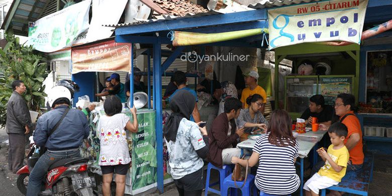 Kupat tahu gempol di Bandung.(WWW.DOYANKULINER.COM)