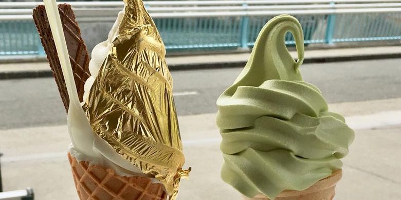 Usai berwisata di Bendungan Kurobe, Jepang, jangan lewatkan soft ice cream dengan topping lembaran emas.(KARAKSA MEDIA)