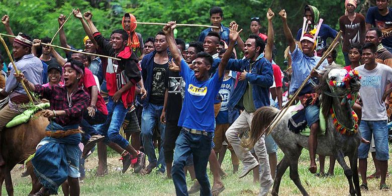 Penonton Pasola di Sumba Barat Daya, Nusa Tenggara Timur. 