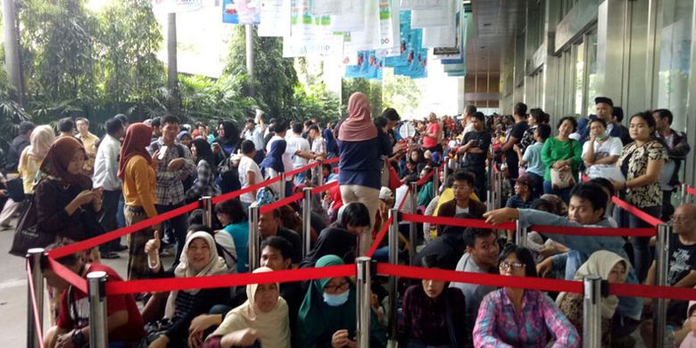 Antrean depan pengunjung KAI Travel Fair di Balai Sidang Hall B, Jakarta Convention Centre (JCC), Sabtu (29/7/2017), yang sudah menunggu sejak pukul 04.00 WIB
