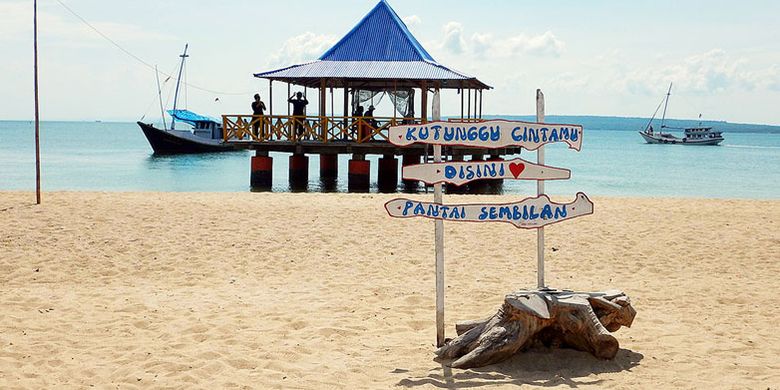 Gili Genting, biasa disebut Pulau Sembilan, di Desa Bringsang, Kecamatan Kepulauan Gili Genting, Kabupaten Sumenep, Jawa Timur, kini terus berbenah menjadi destinasi baru di Pulau Madura. Waktu tempuh ke pulau yang memiliki pasir putih ini sekitar 30 menit dengan perahu dari Pelabuhan Tanjung, Saronggi, Sumenep.(KOMPAS/AGNES SWETTA PANDIA)