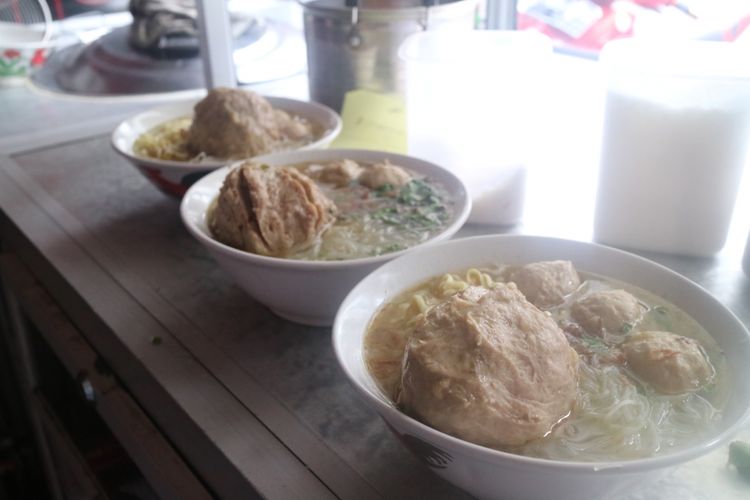 Bakso Bom mas Erwin, berada di Tebet Barat, Jakarta Selatan. Terdapat berabagai menu seperti bakso beranak, bakso bom pedas, bakso bom keju, urat dan yang lainnya.