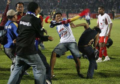 Sepakbola Malaysia Pun Rusuh! - Kompas.com