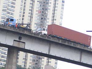 Hati-hati Derek Liar di Tol Cikampek