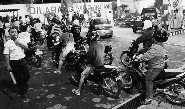 SPBU Di Madiun Diserbu Pembeli  