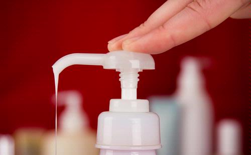 Sebuah penelitian menunjukkan adanya efek negatif dari Triclosan, bahan kimia anti bakteri yang banyak terdapat dalam sabun