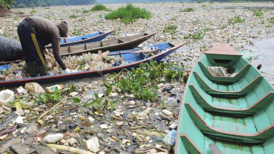 Sungai Citarum Yang Kotor Sulit Menopang Kehidupan Masyarakat Setempat Sungai Citarum Yang Kotor Sulit Menopang Kehidupan Masyarakat Setempat