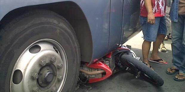 Habis Tabrak Sedan, Pengendara Motor Ini Dihajar Bus 