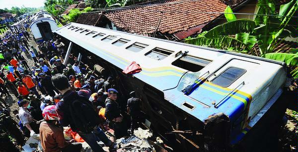 Kecelakaan Kereta Diduga Akibat Kelalaian Kompas Kecelakaan Kereta Diduga Akibat Kelalaian Kompas