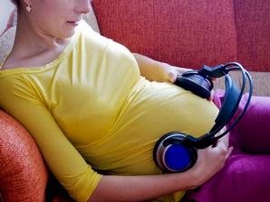 Mendengarkan musik pada janin di dalam kandungan, salah satu cara agar bayi tumbuh cerdas