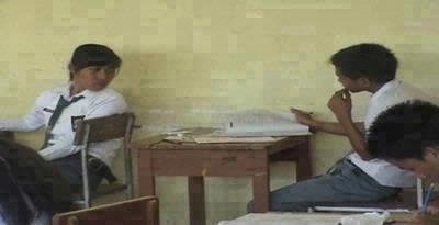 Lihat, Mereka Bebas "Nyontek" Pakai HP! - Kompas.com