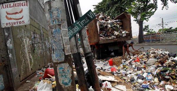 Buang Sampah di Sungai Denda Rp 20 Juta