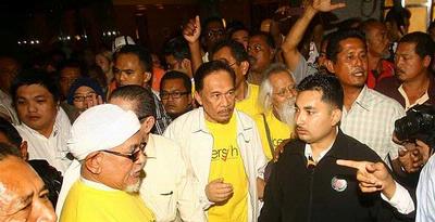 Anwar Ibrahim Terluka dalam Aksi Demo