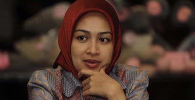 Airin Dapat Setangkai Mawar Merah
