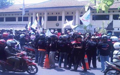 Buruh Bekasi Terus Berdemonstrasi