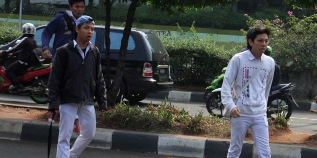 Fotografer Kontan, Fransiskus Simbolon (kanan) mencoba bertahan dari serangan para siswa SMAN 6 di kawasan Bulungan, Jakarta Selatan, Senin (19/9/2011). Kejadian ini bermula saat sejumlah wartawan melakukan aksi protes berkaitan dengan kasus perampasan kamera video salah satu wartawan Trans 7 saat meliput tawuran sekolah tersebut.