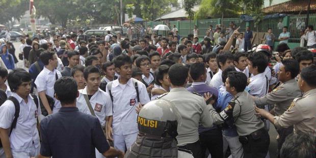 Lewat Pintu Belakang, Siswa SMAN 6 Tiba di Polrestro