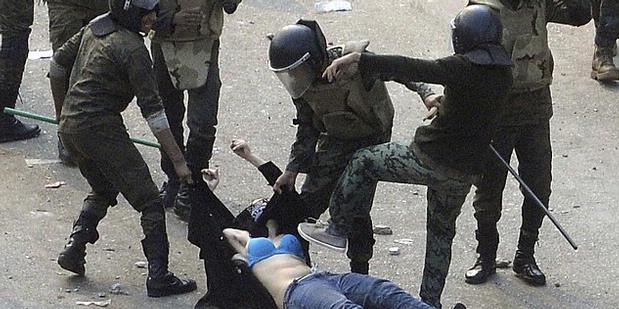 Gambar Penyiksaan tentara Militer Mesir