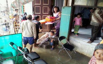 Kedua Mempelai ini Menikah di Tengah Genangan Banjir