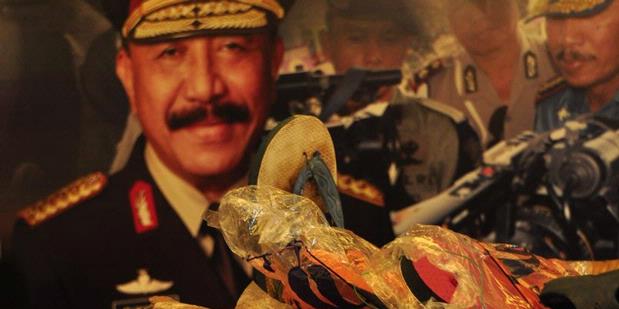 AAL dan Misteri Dua Merek Sandal Jepit Butut