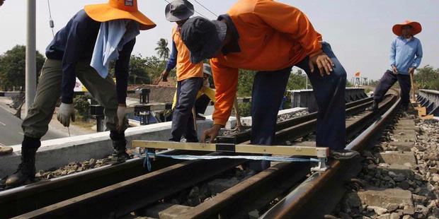 Bambang Tertabrak Kereta Saat Mencat Perangkat Lintasan