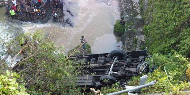 Satu Penumpang Bus Masih Terjepit